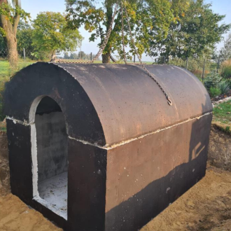 piwnica betonowa z półokrągłym sufitem